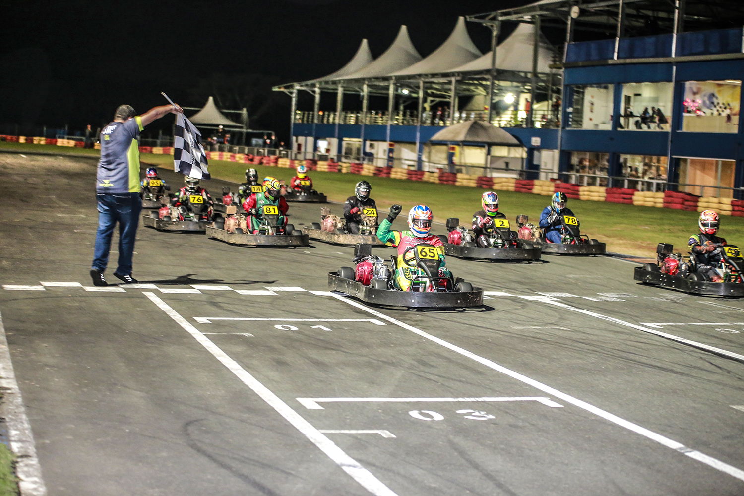 Karting Competição Carros Corrida Montando Para Vitória Uma Pista Corrida  fotos, imagens de © rjankovsky #624217998